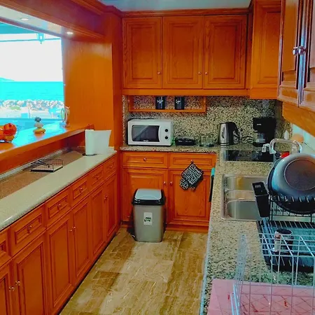 Anthi's - Three Bedroom Apartment *
